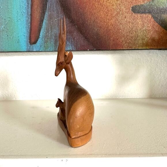 Hand carved wooden gazelle/antelope with calf - Picture 6 of 11